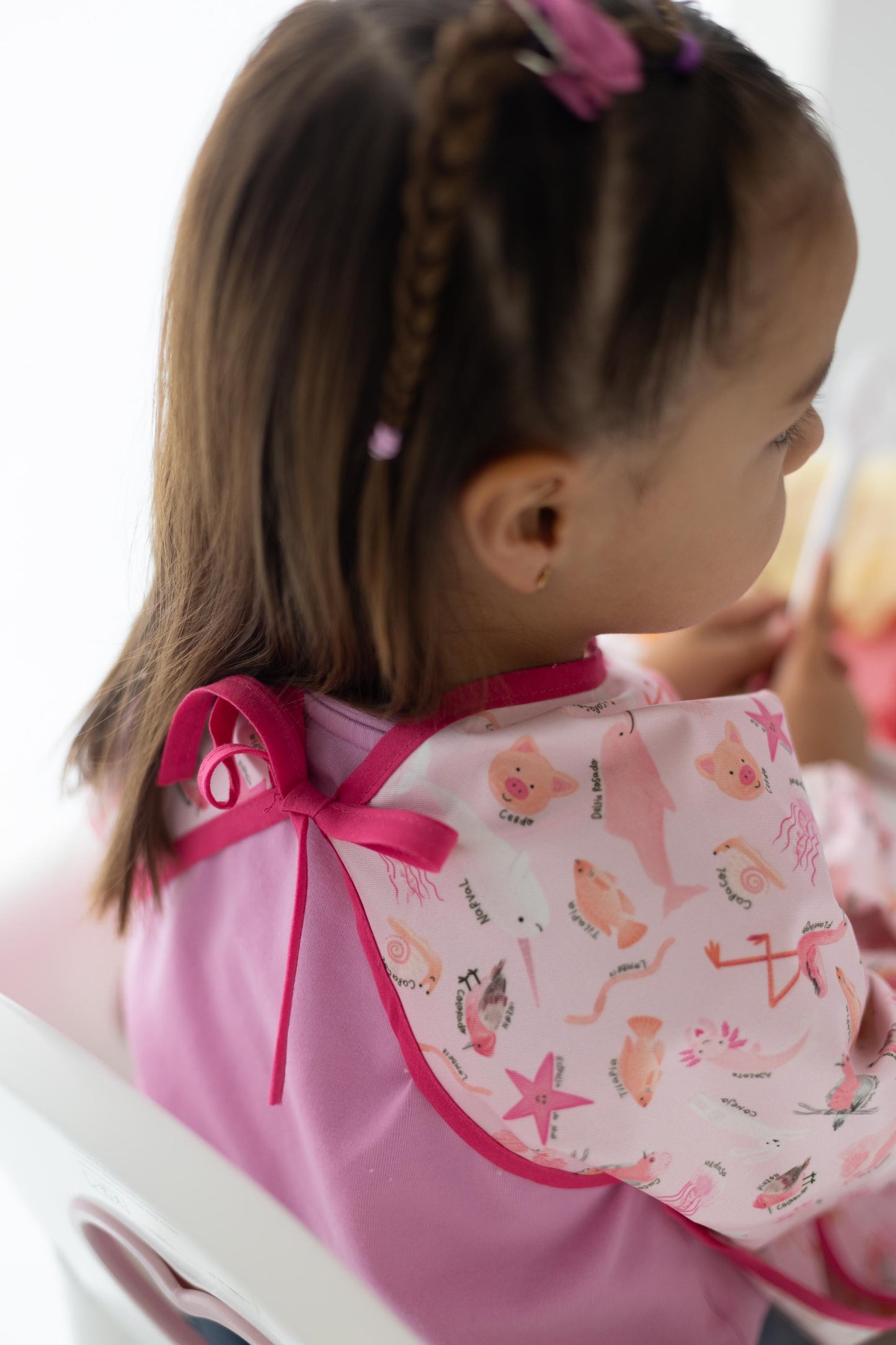 Babero Manga Larga 2-4 años – Rosado 💕