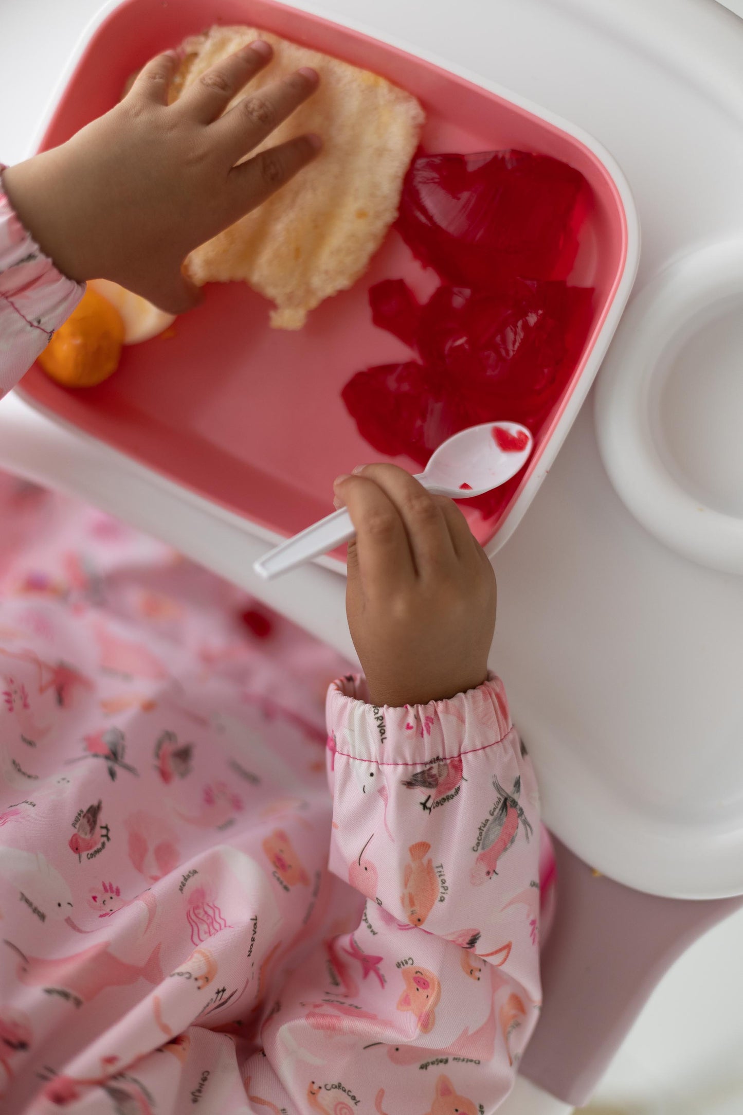 Babero Manga Larga 2-4 años – Rosado 💕